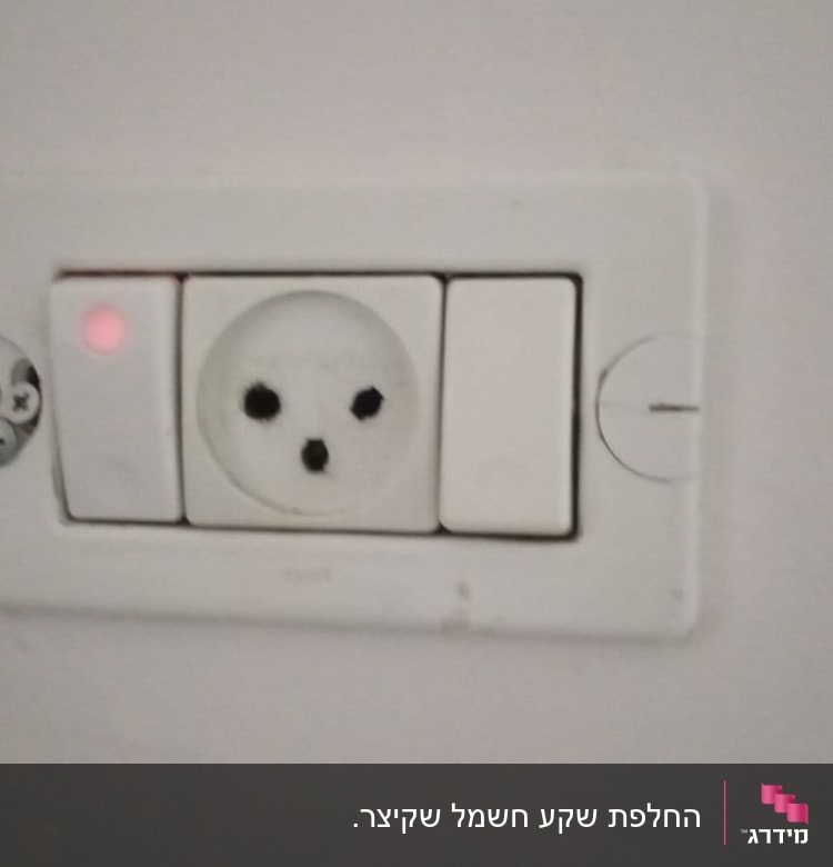 שקע חשמל עם מתג מואר באור אדום